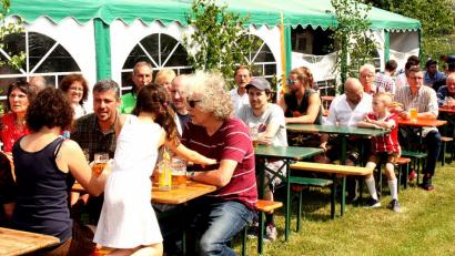 Ein Prosit auf die Gemütlichkeit! Beim Familien- und Vatertagsfest der DJK in Letzau lässt sich niemand aus der Ruhe bringen.	Bild: zer
