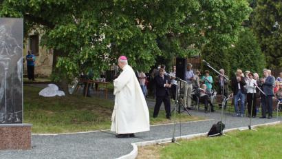 Frantisek Radkovský, von 1993 bis 2016 erster Bischof von Pilsen, weihte in Sitbor in Anwesenheit vieler Ehrengäste das Denkmal für Johannes von Schüttwa.  	Bild: mmj