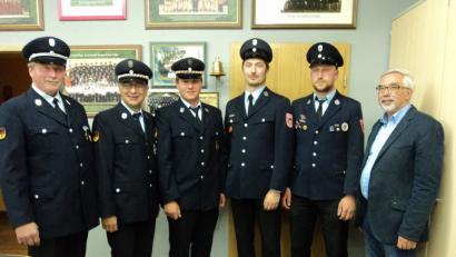 Bürgermeister Manfred Rodde (rechts) leitete die Wahl von Andreas Giehrl zum Kommandanten der FFW Sonnenried (Dritter von rechts) und seinem Stellvertreter Michael Dirmeier (rechts daneben), hier mit Vorsitzendem Manfred Bösl (Zweiter von links). 	Bild: ksi