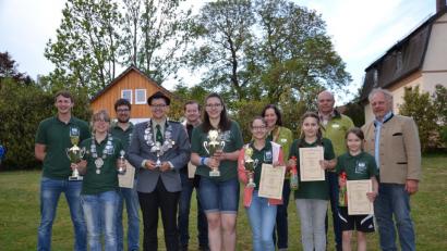 Sportleiter Christoph Weiß (links) und zweiter Bürgermeister Fritz Steinhilber (rechts) gratulieren Jugendkönigin Selina Ach, Schützenkönig Jonas Weiß und Schützenliesl Katja Ach (vorne, von links mit Ketten) sowie den Zweitplatzierten, Vereinsmeistern und Pokalgewinnern.  	Bild: gi