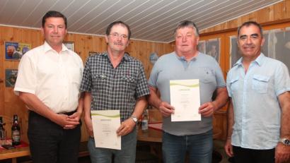Für Vorsitzenden Josef Ulrich jun. (rechts) und Bürgermeister Rainer Rewitzer (links) war die Auszeichnjung langjähriger Migtglieder der Höhepunkt der Jahreshauptversammlung.
Bild: pi