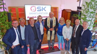 Stadtpfarrer Gerhard Pausch (Mitte) spendet den Segen für die neuen Geschäftsräume von SK Dienstleitung. Firmeninhaber Simon Kubica (links) freut sich über sieben Stadträte, die zur Neueröffnung in die Untere Bauscher Straße 44 gekommen sind.  	Bild: rdo