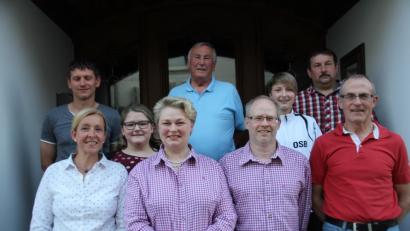 Die neue Vorstandschaft des Bogenclubs Oberviechtach wird nun (erste Reihe von links) von Claudia Knobloch (Vorsitzende), Martina Herrmann (stellvertretende Vorsitzende), Wigbert Herrmann (Kassier), Winfrid Ahlmann (Schriftführer) und den Beisitzern (dahinter) geführt.  	Bild: frd