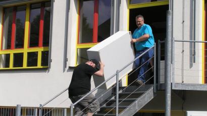 Kräftig anpacken müssen am Samstag die Helfer beim Umzug des Kinderhauses Sankt Josef in den Pfarrsaal und das Jugendheim.  	Bild: öt