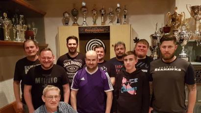 Vorsitzender Max Linsmeier (vorne, links) gratuliert den beiden "Grenzlandpfeil"-Teams zum Double.  	Bild: gz