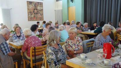 Erfreulich viele Gäste folgen der Einladung zum ersten Seniorentreffen in der Pfarrgemeinde St. Marien im Rothenstädter Pfarrheim.  	Bild: rdo