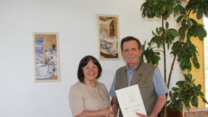 Die Vorsitzende der Regionalstelle II Amberg für Ehemalige vom Bundeswehr-Sozialwerk Elke Hackemesser konnte ihren Stellvertreter Wolfgang Weiss für 50 Jahre Mitgliedschaft ehren.