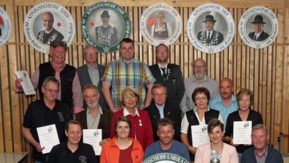 Die Kgl. priv. Feuerschützengesellschaft 1507 Weiden mit stellvertretender Schützenmeisterin Claudia Glaubitz (sitzend links) ehrte die Sportschützen bei der Pokalfeier im Schützenhaus. Die Carola-Girisch-Gedächtnisscheibe erzielte Max Kühner (vorne Mitte sitzend). Bild: Dobmeier