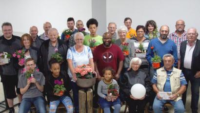 Viel Spaß hatten die Teilnehmer beim Muttertagsschießen. Mit auf dem Bild Vereinsmeister Alois Helgert (zweiter von links).