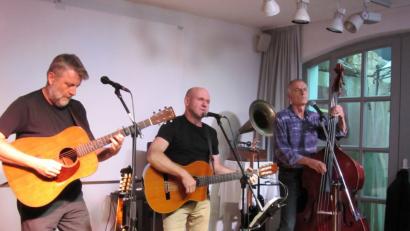 Seit 22 Jahren auf den Spuren italienischer Liedermacher: Das "Trio Salalto" weckt in der Kulturscheune Elbart Sehnsucht nach Urlaub.   	Bild: Schäfer