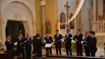 In der Marienfeierstunde in der katholischen Stadtpfarrkirche erfreut das Vokalensemble Hubert Velten unter Leitung von Dekan Holger Kruschina die Zuhörer.  	Bild: dob