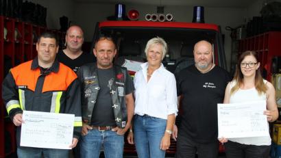 Der Erlös des Motorrad-Gottesdienstes in Hütten kann sich sehen lassen - da ist auch eine Spende in Höhe von 900 Euro für das Projekt "Biker for Kids" drin.  	Bild: jma