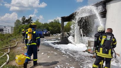 Hand in Hand bekämpfen die Einsatzkräfte von Feuerwehr und THW das Feuer, gehen gemeinsam mit schwerem Atemschutz vor und beseitigen das Brandgut.  	Bild: exb/Richard Meiler (THW Weiden)