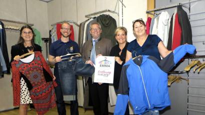 Cornelia Horsch, Andreas Betzlbacher, OB Andreas Feller, Elke Reinhart und Klaudia Segmüller (von links) werben für den Einkauf im neuen Second-Hand-Laden "Emma" in der Breite Straße.  	Bild: Hirsch