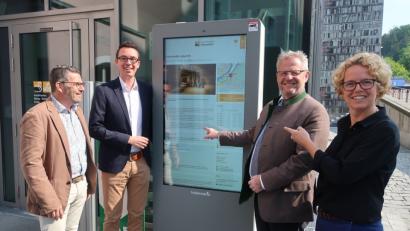 Kulturamtsleiterin Susanne Lehnfeld, Oberbürgermeister Andreas Feller, Tourismusbüro-Leiter Johannes Lohrer und EDV-Chef Jürgen Eckert (von rechts) nahmen den neuen Outdoor-Terminal vor dem Tourismusbüro in Betrieb.  	Bild: Hirsch