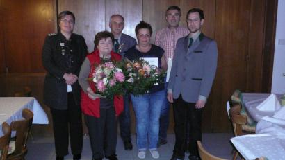 Nach der Ehrung (von links): Gauschützenmeisterin Rebecca Kramer, Anne Reif, stellvertretender Schützenmeister Berthold Kopp, Andrea Strobl, Ludwig Federl und Schützenmeister Simon Kopp.  	Bild: exb