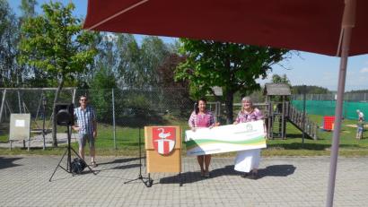 Bürgermeisterin Alexandra Sitter (links) und Vorsitzende Anita Knorr bei der Schildübergabe für die neue Garage.  	Bild: mof