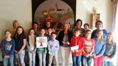 Mit großer Freude nahm die Vorsitzende der Selbsthilfegruppe der an Krebs erkrankten Kinder in Amberg-Sulzbach, Petra Waldhauser (Mitte), die Spenden der Kastler Kommunionfamilien entgegen.  	Bild: jp