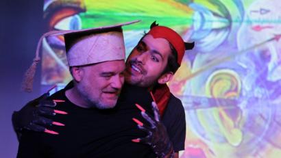 Mephisto (Julian Mühlmeier, rechts) schließt mit dem Gelehrten Faust (Johannes Zagler) eine Wette ab. Der Einsatz ist Fausts Seele