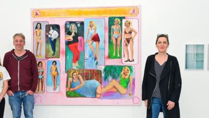 Auch Annelie (links), die Tochter von Martin Fürbringer, ist zur Vernissage gekommen. Rechts Andrea Sohler. Öffnungszeiten: Freitag, Samstag und Sonntag jeweils von 15 bis 18 Uhr. Die Ausstellung läuft noch bis Sonntag, 20. Mai. 	Bild: Hartl