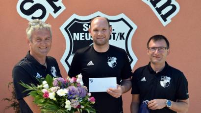 Trainer Stefan Stubenvoll (Mitte) verlässt die SpVgg Neustadt am Kulm. Vorsitzender Bernd Deubzer (links) und Thomas Fischer überreichen ihm zum Abschied ein Geschenk.  	Bild: ww