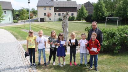 Inzwischen ist es zur Tradition geworden: Auch heuer verzichten die Burkhardsreuther Erstkommunikantenfamilien auf Gegengeschenke und spenden für die Kinderkrebshilfe (rechts, hinten: Vizevorsitzender Andreas Steinl).  	Bild: bjp