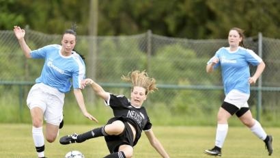 Selina Daubenspeck vom TSV Theuern (links) zieht an der grätschenden Reichenbergerin Dana Selina Riedleder vorbei.  	Bild: Ziegler
