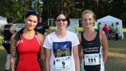Überraschung bei den Frauen: Die vereinslose Heike Moller (Mitte) sicherte sich den Gesamtsieg vor Bianca Biesler (links) vom Wintersportverein Nabburg und Lea Schwarzensteiner (rechts) vom LLC Marathon Regensburg.  	Bild: Bilder: bsc