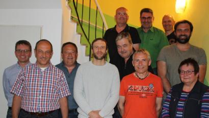 Die Führungsmannschaft der ATSV-Sparte Tischtennis mit (vorne von links) Andreas Ockl, Manfred Steckermeier, Markus Schneider, Christoph Sporrer, Robert Wameser, Annemarie Mayer sowie (Mitte) Markus Berr, ATSV-Hauptvorstand Jürgen Steinhauser und (hinten) Rainer Faget, Max Burger, Dr. Peter Sammüller.  	Bild: hä