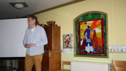 Passgenau fertigt Gerhard Langner das Martinsbild aus farbigem Tiffanyglas für eine Wandnische im Trabitzer Kindergarten. Ein zweites Bild, das den Bettler zeigt, soll noch folgen.  	Bild: bjp