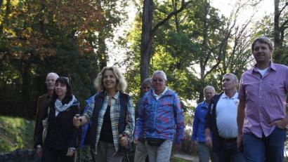 Das Wandern in und um Schwarzenfeld macht Spaß und es muss dazu nicht unbedingt eine so bekannte Wandertags-Teilnehmerin dabei sein wie die Schauspielerin Michael May (Dritte von links) vor drei Jahren.  	Bild: Dobler