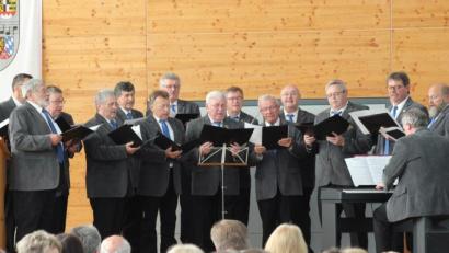 Die Gastgeber vom MGV Schwend/Kastl bei ihrem Vortrag.  	Bild: sis