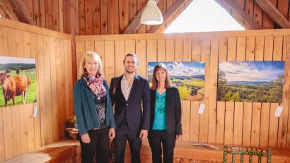 Begeistert ist (von links) Bürgermeisterin Brigitte Bachmann von den Bildern, die Fotograf Stephan Böhm für die neue Birgland-Homepage gemacht hat. Evi Steiner-Böhm zeigt sie in einer Ausstellung auf dem Wunderhof.  	Bild: exb