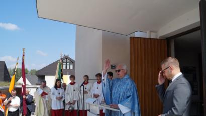 Domdekan Prälat Johann Neumüller erteilt den sanierten Anlagen von Pfarrei und Gemeinde den kirchlichen Segen. Bürgermeister Ernst Lenk (rechts) moderiert das Festprogramm.  	Bild: du
