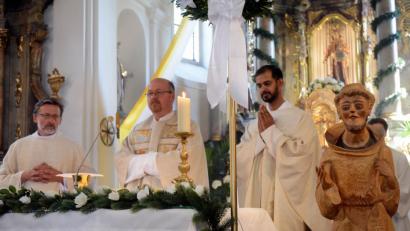 Guardian Pater Stanislaus, der Weidener Dekan und Pfarrer von St. Konrad, Johannes Lukas, und Pfarrvikar Pater Mejo Jose (von links) zelebrieren den Festgottesdienst am Sonntag.