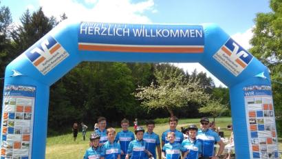 Trainingslager am Schwanberg hat sich gelohnt. Beim Regionalentscheid in Sulzbach-Rosenberg lösen die Jungs von Trainer und Förderlehrer Bodo Götz (rechts) die Tickets fürs Landesfinale.  	Bild: exb