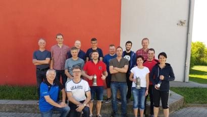 Die zwei Siegermannschaften bei der 19. Schnaittenbacher Stadtmeisterschaft im Volleyball für Freizeitteams - rechts Karin Nanka (mit Pokal) von der Mannschaft Freimberger und in der Bildmitte Markus Hiltl (mit Pokal) von den TUS-Oldies zusammen mit Turnierleiter Günter Dobmeier (vorne links).  	Bild: Rindfleisch