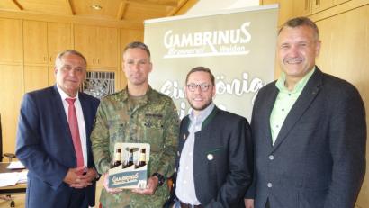 Gemeinsam bringen sie ein Gruß aus der Heimat auf den Weg zu dem Kameraden im Kosovo (von links): OB Kurt Seggewiß, OTL Frank Bergemann, Brauerei-Geschäftsführer Steffen Hartmann, Hauptmann und Stadtrat Hans-Jürgen Gmeiner.  	Bild: exb