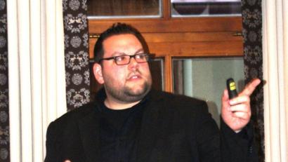 Marco Schmid von "Schmid&Kreative" präsentierte bei einer Vereinsvorständeversammlung die Ergebnisse des im vergangenen Jahr angestoßenen Stadtmarketingprozesses. 	Bild: weu