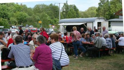 Zum Plaudern und Genießen wird beim Imkerfest wie immer das Freigelände am Lehrbienenstand genutzt. Auch ein deftiger Regenschauer stört die Gäste dabei nicht: Sie nutzen das Festzelt als Ausweichquartier, um dann bis in den späten Abend hinein im Freien weiter zu feiern.  	Bild: gpa