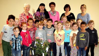 Mit Blumen und Sprüchen danken die Kinder Nelja Zilke zum 25-jährigen Betriebsjubiläum bei der Arbeiterwohlfahrt.  	Bild: R. Kreuzer
