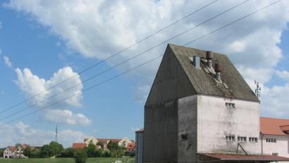Die Raiffeisen-Lagerhaus GmbH will die Getreidespeicherung auf fünf neue Silos im hinteren Bereich des Grundstücks verlagern. Der Abriss der bestehenden, maroden Anlagen ist zumindest zeitlich ungewiss.  	Bild: aks
