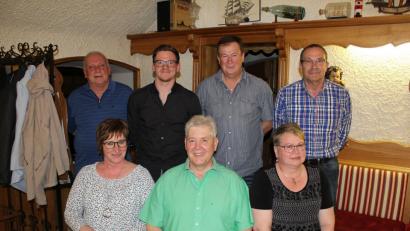 Sie führen den Kegelclub die nächsten Jahre: (vorne von links) Bettina Koch, Peter Preisinger, Claudia Roßkopf, (hinten von links) Karl-Heinz Friedrich, Andreas Koch, Harald Neumann und  Axel Spachtholz.  	Bild: exb