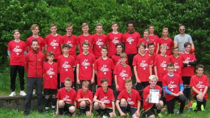 Die Sieger tragen Rot: die Fußball-Kreissieger von der Lobkowitz-Realschule Neustadt mit Betreuer Andy Kohl sowie des Gymnasiums Eschenbach mit Wolfgang Seitz.  	Bild: exb