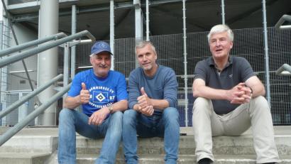 Daumen nach oben: Geht es nach Willi Kilian, HSV-Legende Thomas von Heesen und Bernhard Peters, Direktor Sport, (von links) soll es für den Hamburger SV sofort wieder in die erste Liga gehen.  	Bild: exb/privat