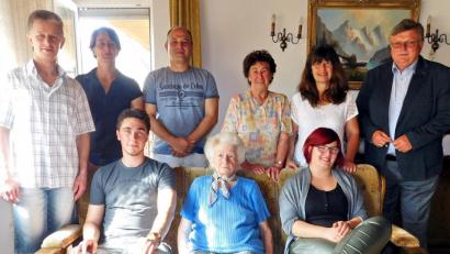 Mancher würde sich im Alter von 90 Jahren wünschen, so fit zu sein wie Maria Giestl (vorne, Mitte). Zum "Runden" gratulieren Johannes Fischer (vorne, links) und Jana Krauß (vorne, rechts), Walter Hess, Trixi und Stefan Kraus, Luise und Claudia Fischer sowie Bürgermeister Manfred Porsch (stehend, von links).  	Bild: hai