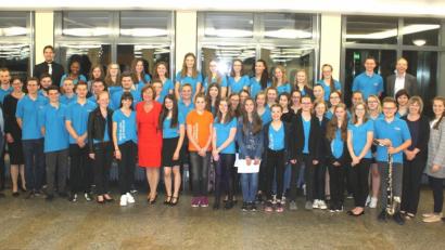 Interpreten, Schulleitung und Musiklehrer dankten Anne Gierlach (im roten Kleid), dass sie die Umgestaltung des Musiksaals am Ortenburg-Gymnasium ermöglicht hat.  	Bild: lg