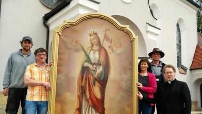 Andreas Mertel, Schreiner Klaus Eichenseer, Pfarrgemeinderatssprecherin Maria Koller, Alfons Mertel und Pfarrer Christian Schulz mit dem Bild der heiligen Ursula.  	Bild: nko