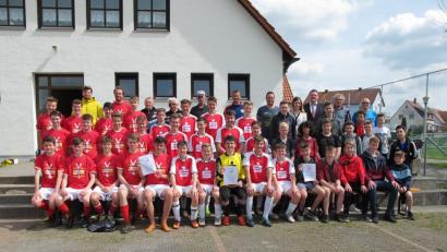 Die Mannschaften Jungen II nach der Landkreismeisterschaft in Vilseck (von links): Sieger HCA-Gymnasium, 2. Krötensee-Mittelschule und 3. Mittelschule Kümmersbruck mit (hinten, von links) Fabian Kastenhuber, Studienrat Alexander Hadasch, Michael Gradl, Karl Eckert (Orga-Team), Platzwart Kurt Fabienke (FV Vilseck), Studienrat Christian Biersack (Krötensee), Lehrer Markus Gleißner (Kümmersbruck), Helena Weih, Bürgermeister Hans-Martin Schertl, Helmut Lippert und Karl Heinz Grollmisch.  	Bild: khg