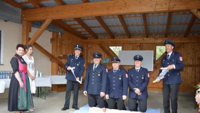 "Auf die Knie" war angesagt für Festleiter Bernhard Baumer, Vorsitzenden Josef Schmid und Festleiter Manfred Eckl (2. bis 3. von re). Zweiter Vorsitzender Marco Bauer (re) und Kommandant Christian Winnerl (li) unterstützten bei den Aufgaben, die die Fahnenmutter Gudrun Dirnberger (vorne) und die Fahnenbraut Simone Dirschwigl stellten.